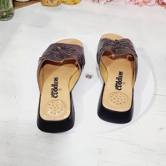 Cobbie Cuddlers Leather Floral Slip On Sandals Sized 9 - Picture 3 of 9